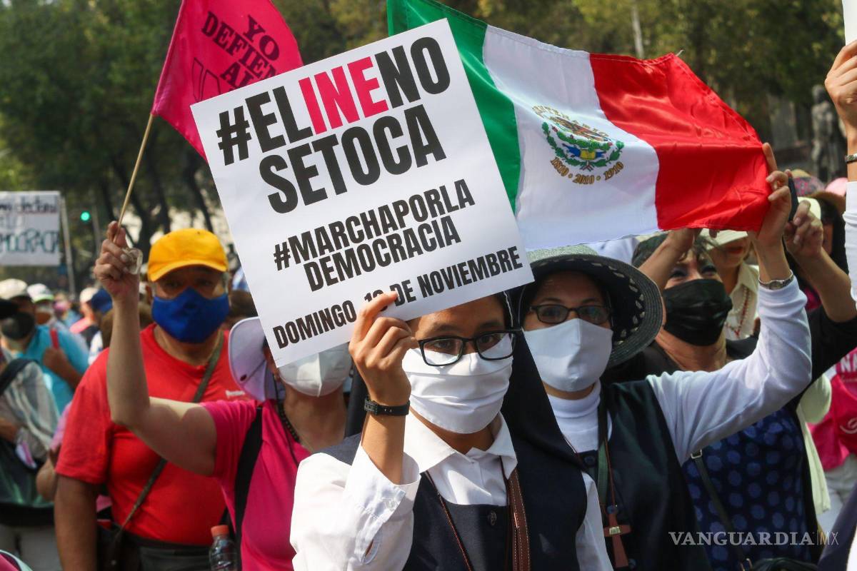 $!Ciudadanos marcharon en defensa del INE) ante una posible reforma electoral impulsada por el gobierno federal en CDMX.