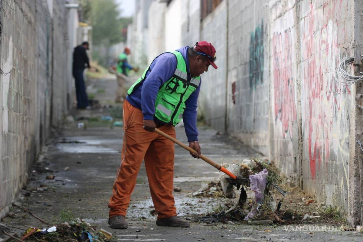 $!Cuadrillas del programa “Aquí Andamos” realizaron limpieza integral en pasillos del oriente de Saltillo, retirando basura, escombro y maleza acumulada durante años.