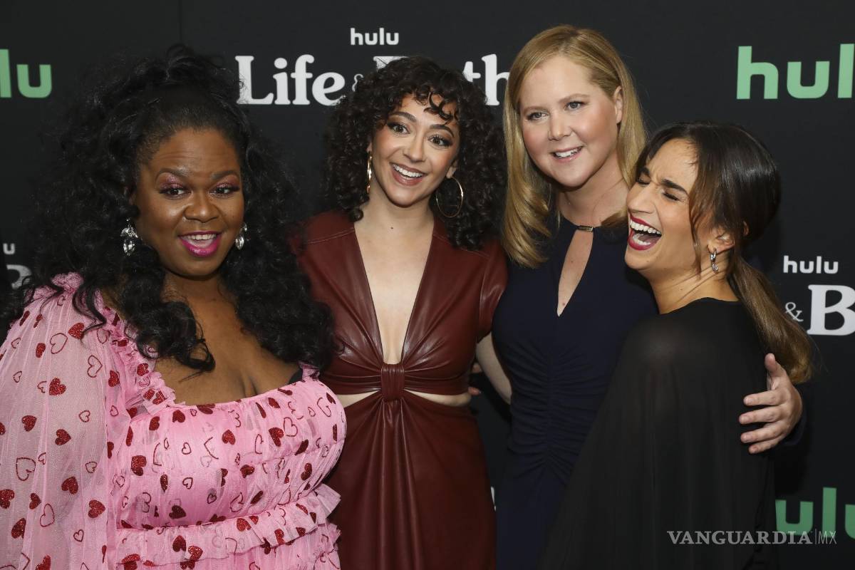 $!Yamaneika Saunders, Arielle Siegel, Amy Schumer y Sas Golderberg asisten al estreno de la serie original de Hulu “Life &amp; Beth” en el Teatro SVA.