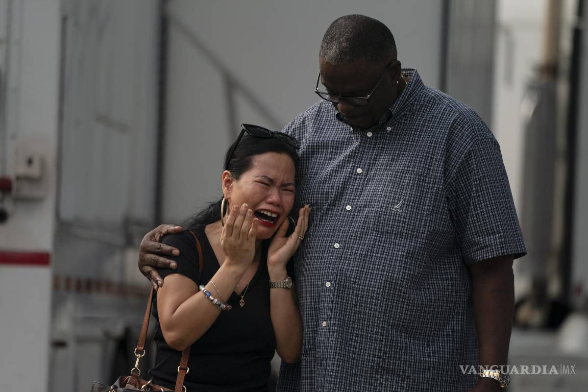 $!Mujer llora afuera de la escuela primaria, en el memorial que se llevó a cabo en honor a las víctimas.
