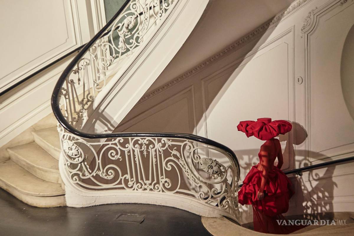 $!Una modelo desfila un diseño de la colección Christian Siriano se modela durante la Semana de la Moda en Nueva York.