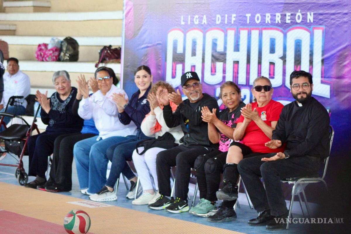 $!Adultos mayores durante el arranque de la Liga de Cachibol en Torreón.