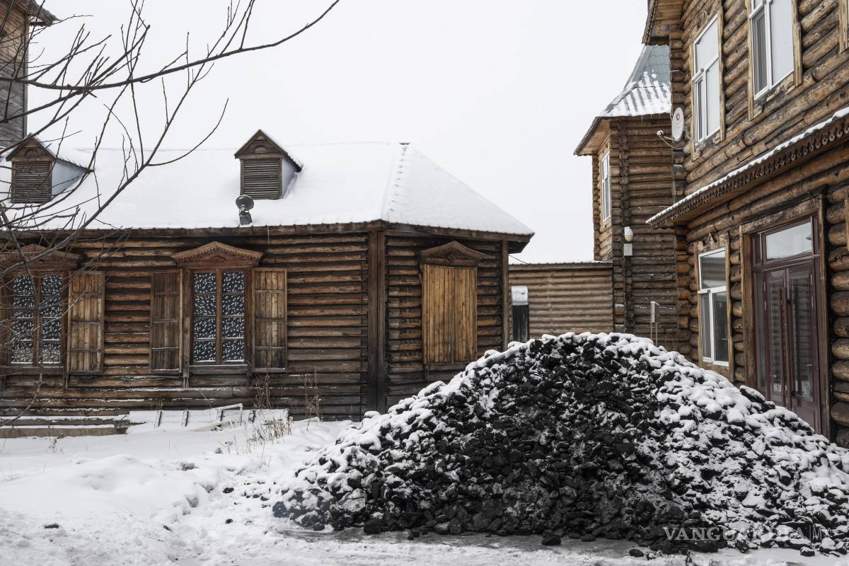 $!Carbón en el patio de un pueblo cerca de Hulunbuir, China. El País ha impulsado agresivamente la energía eólica y otras fuentes de energía renovables.
