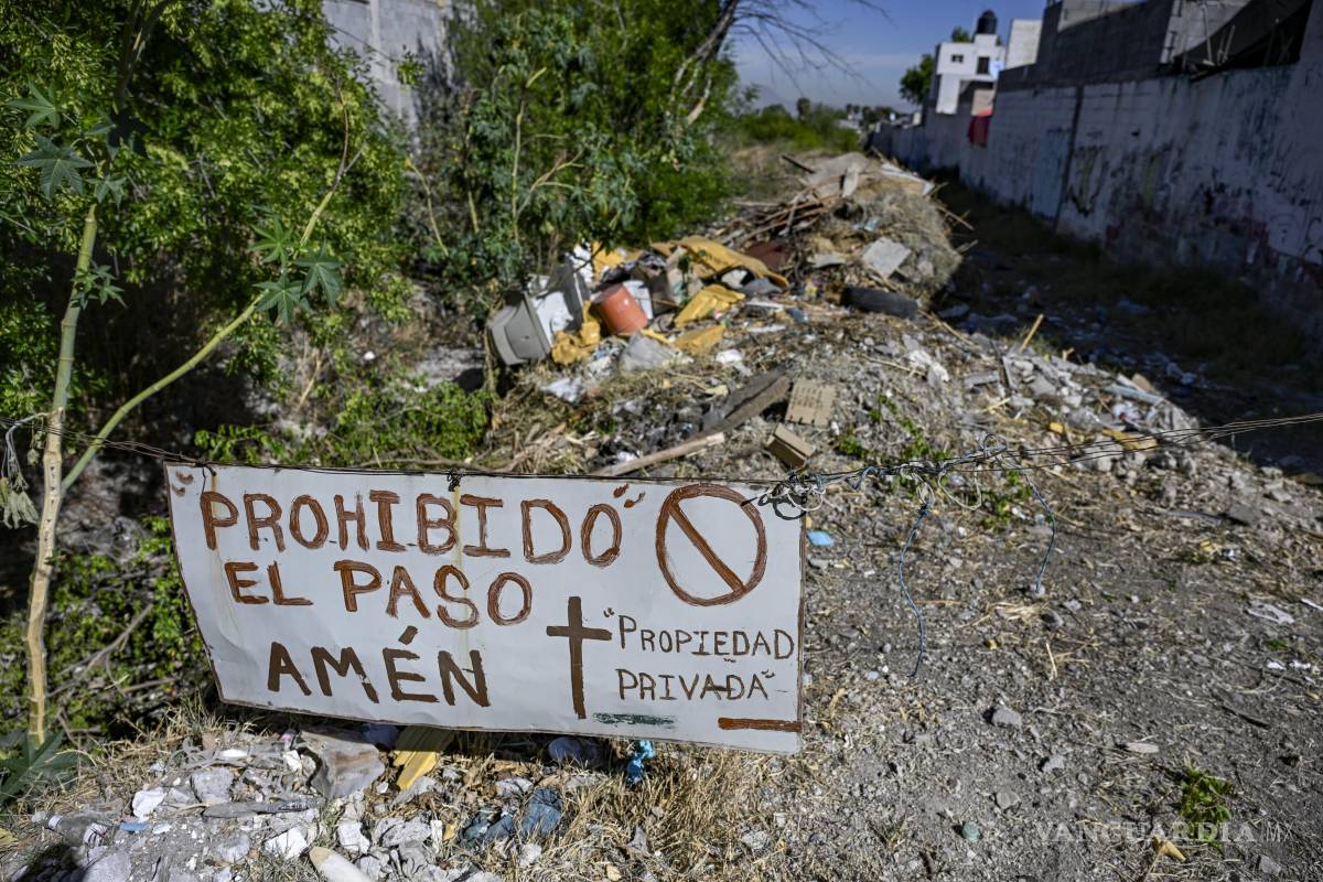 $!Ni las advertencias ni las bardas pintadas han evitado que la gente siga tirando basura. A pesar de eso, Pinocho no se cansa de limpiar.