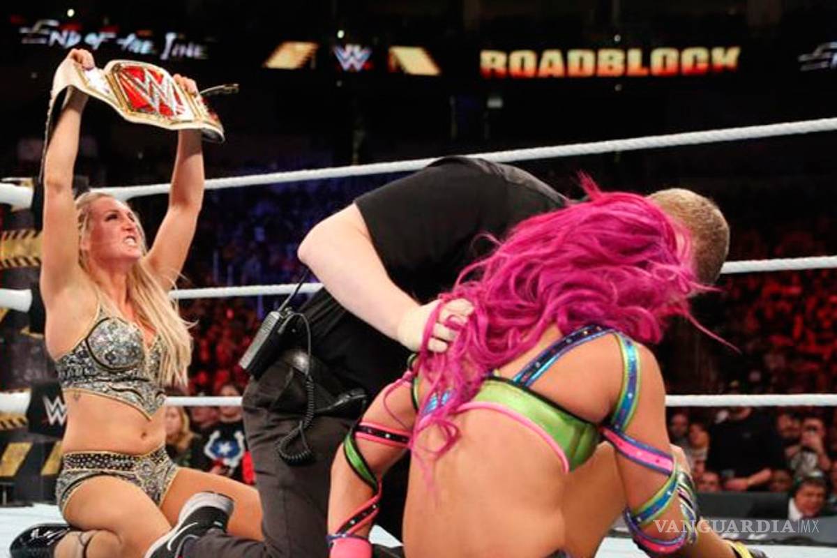 Charlotte es la nueva campeona en Raw, vence a Sasha Banks