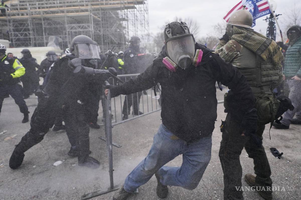 $!Alborotadores en el Capitolio de los Estados Unidos el 6 de enero de 2021 en Washington. AP/Julio Cortez