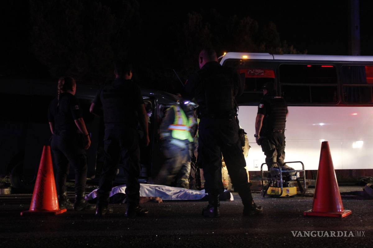 $!Mueren 4 personas en choque frontal de camiones de transporte, en la carretera Saltillo-Zacatecas