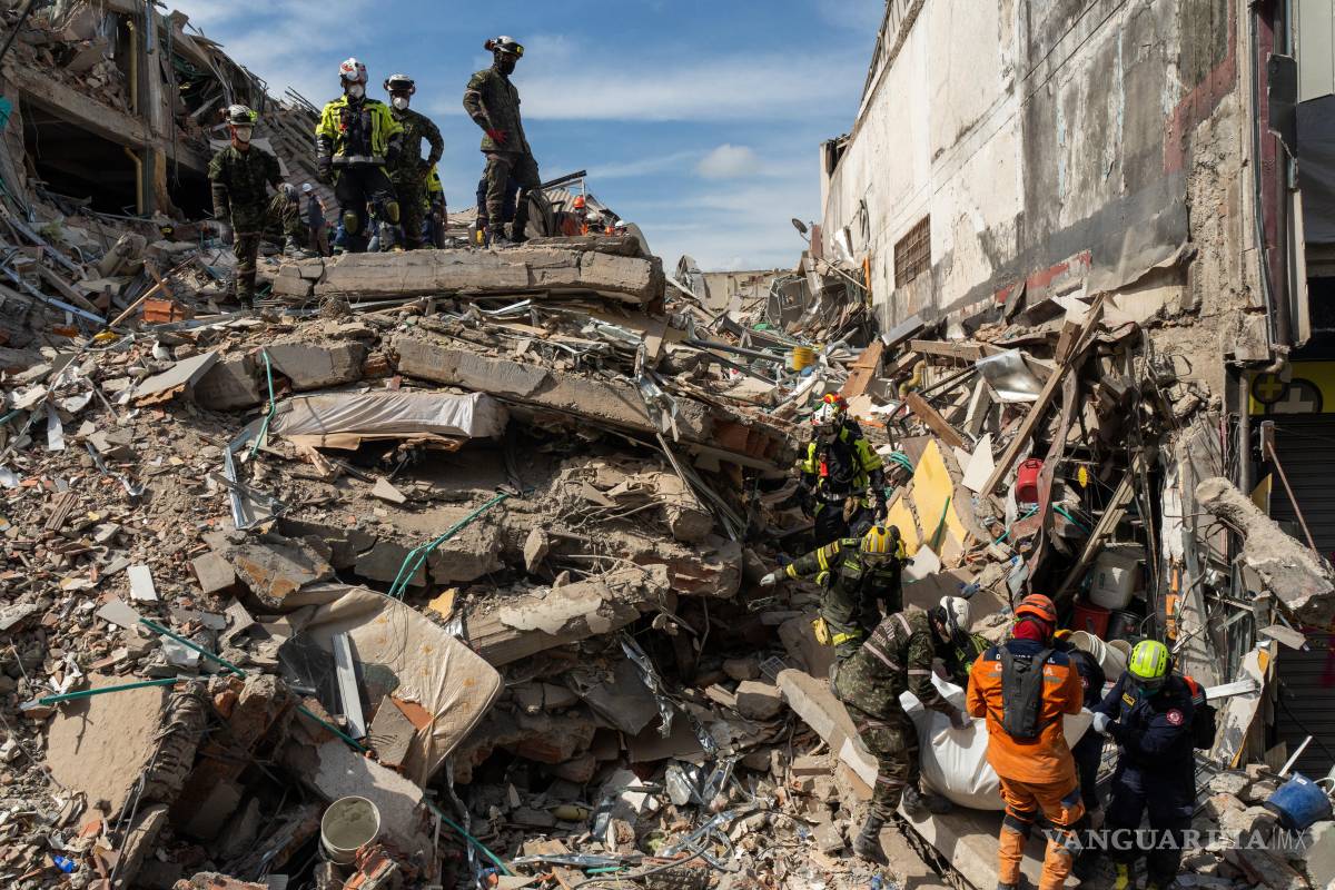 $!Los rescatistas sacan el cuerpo de una víctima de entre los escombros cuatro días después del terremoto que azotó Pereira, Colombia, el viernes 14 de agosto de 2026.