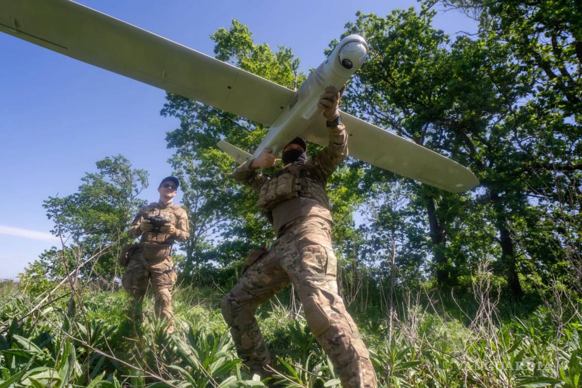$!Militares ucranianos de la brigada Khartia lanzan un dron hacia posiciones rusas en la línea del frente en la región de Járkov, Ucrania.
