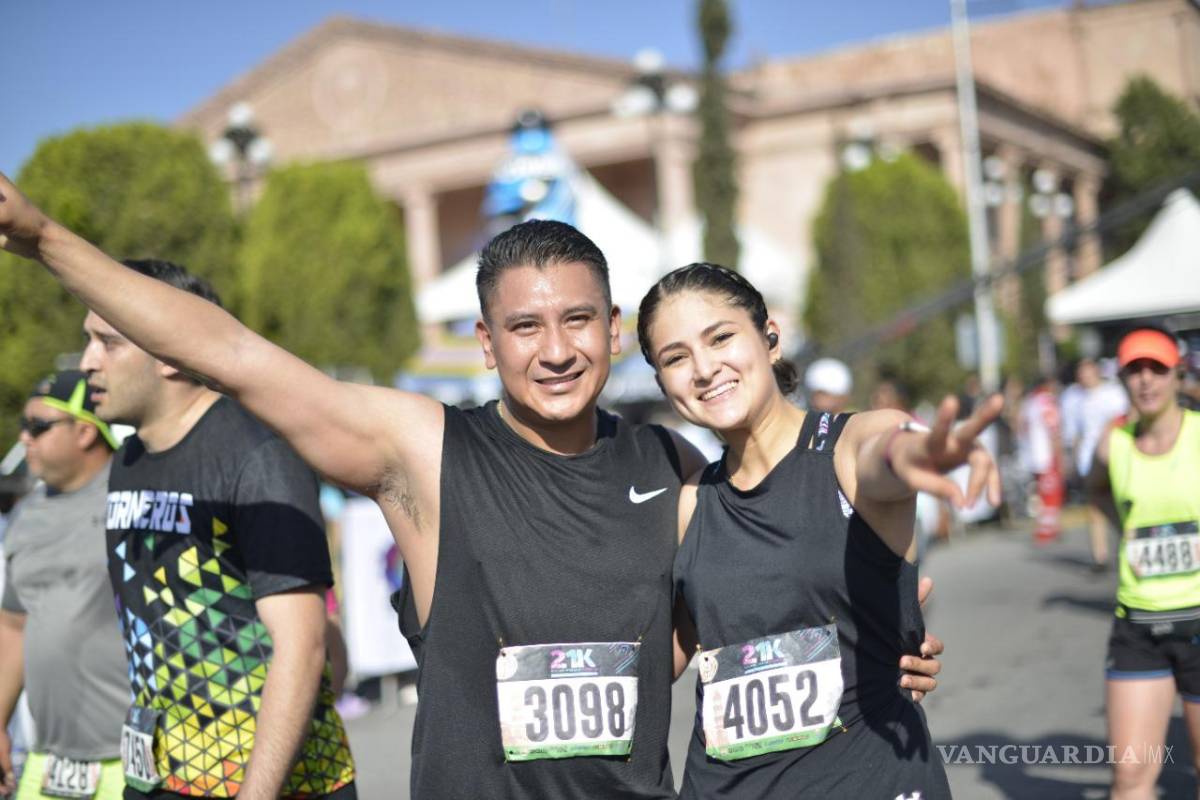 $!Le dan el ‘Sí’ en el 21K Coahuila; novio propone matrimonio en la línea de meta