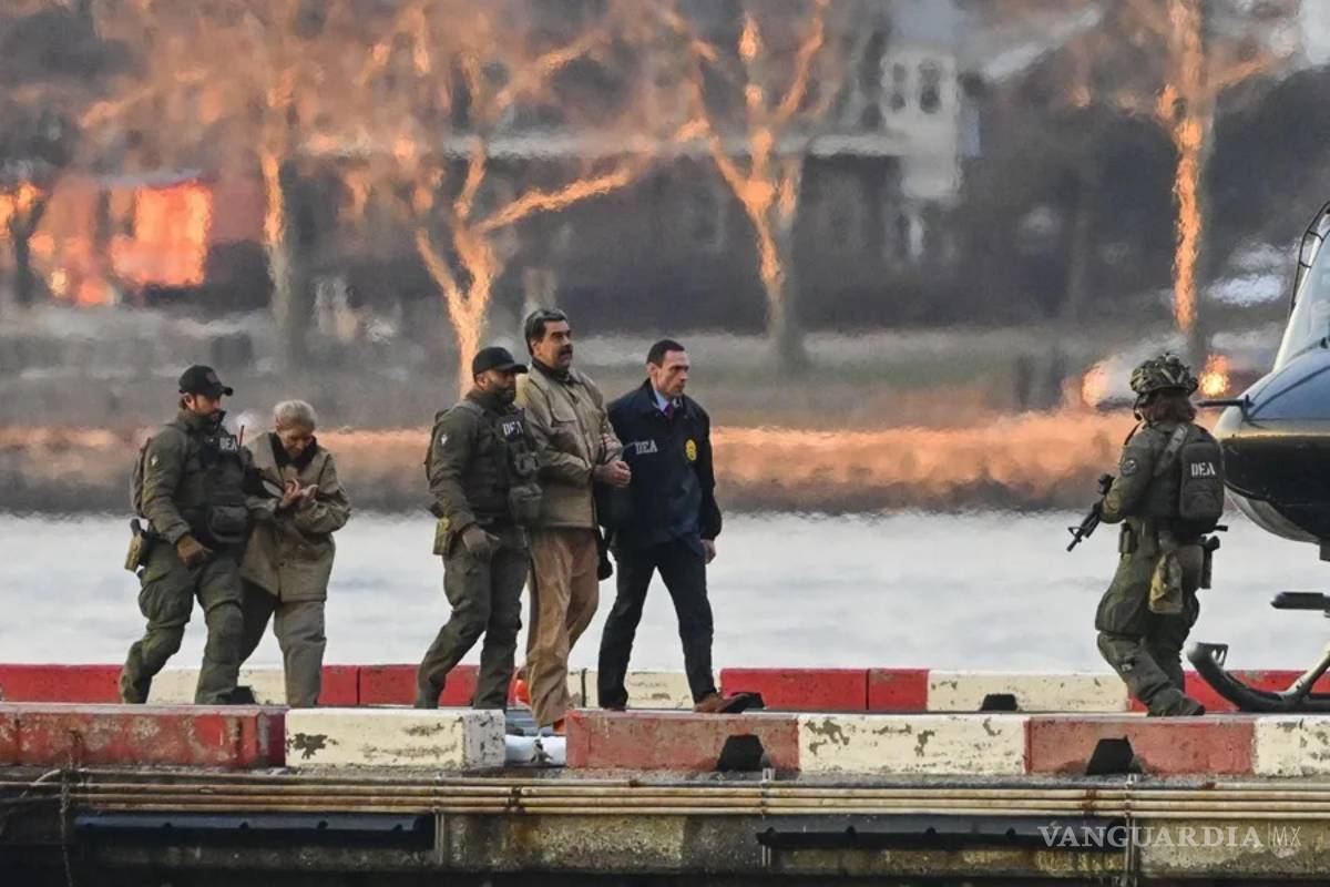 $!El presidente venezolano, Nicolás Maduro, y su esposa, Cilia Flores, llegan al helipuerto de Wall Street al tribunal federal para su comparecencia en Nueva York.