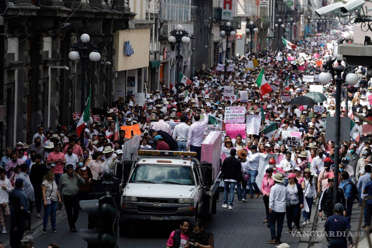 $!Poblanos marcharon por las calles del centro histórico en la Marcha por la Democracia en defensa del INE.