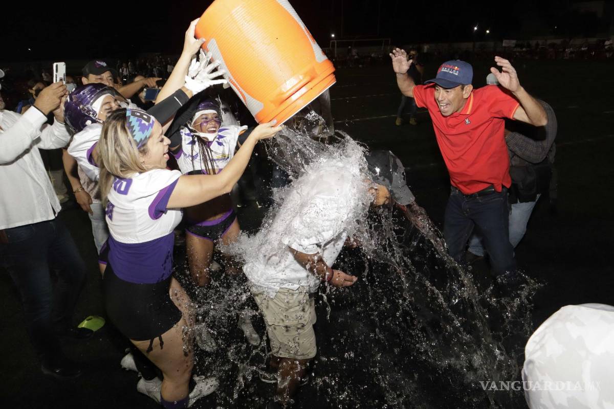 $!Como es tradición, tras ganar un título se moja al head coach con motivo del festejo.