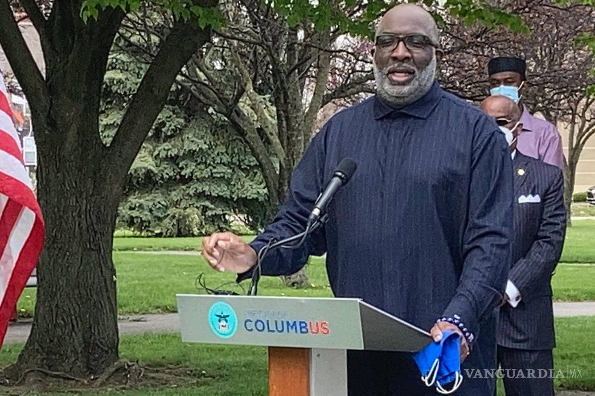 $!El obispo Timothy Clarke de la Primera Iglesia de Dios en Columbus, en una conferencia de prensa el lunes 19 de abril de 2021 en Columbus, Ohio.