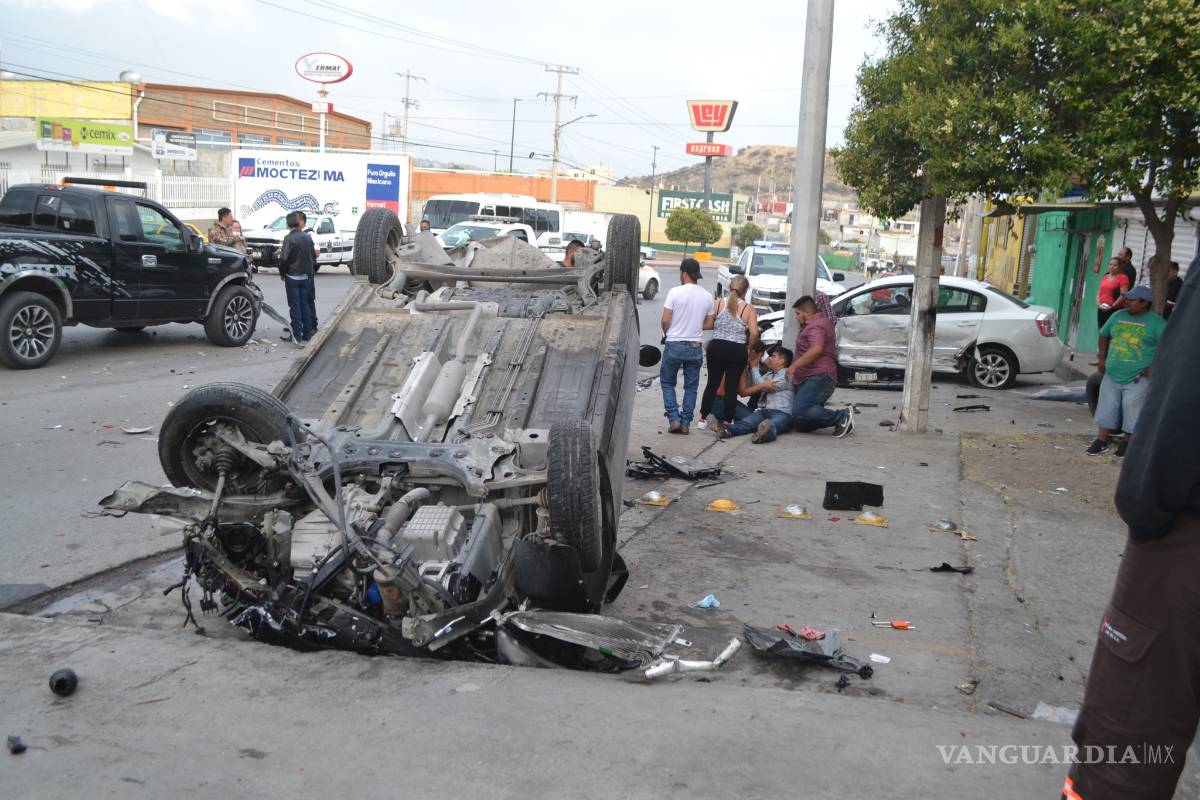 Ebrio pierde el control de su auto e impacta a otros dos en Saltillo