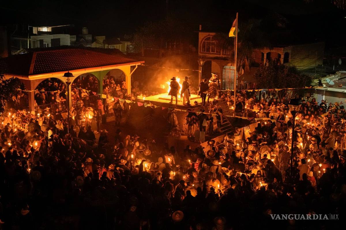 $!Los indígenas purépechas celebran una ceremonia del Fuego Nuevo para marcar el inicio del nuevo año, basado en un antiguo calendario lunar, en Ocumicho.
