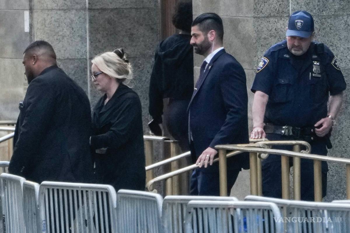 $!Stormy Daniels, segunda desde la izquierda, sale del juzgado de Nueva York