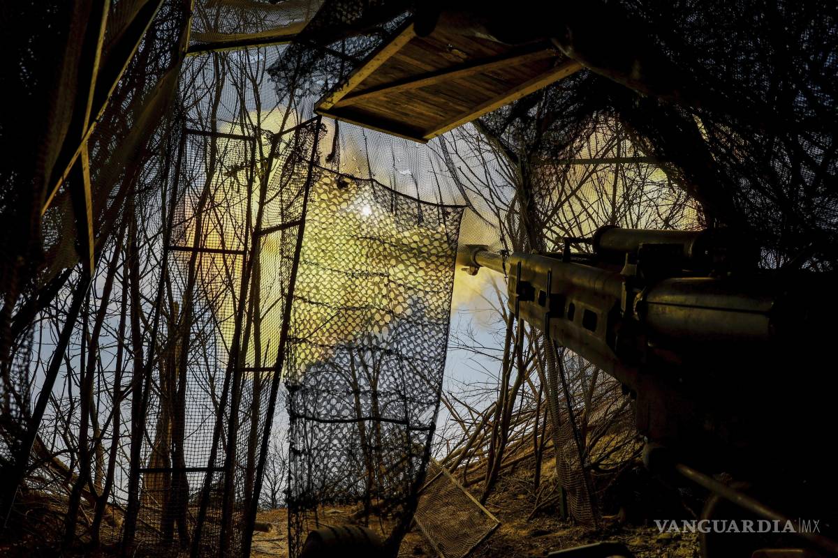 $!Soldados ucranianos disparan un obús M777 hacia objetivos rusos en la línea del frente cerca de Donetsk, Ucrania.