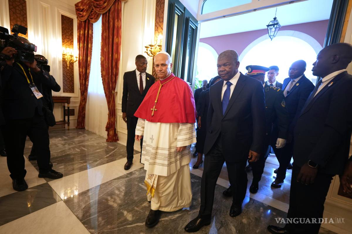 $!El papa León XIV es recibido por el presidente angoleño João Lourenço, derecha, a su llegada al Palacio Presidencial, en Luanda.