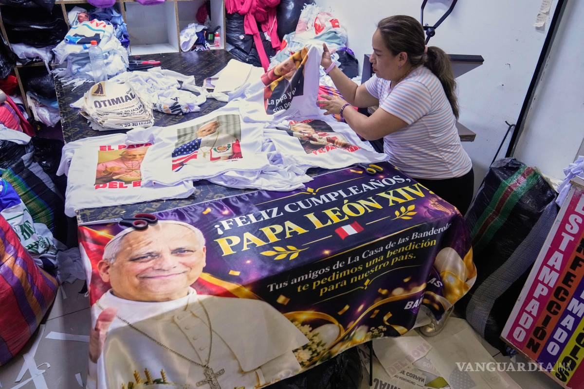 $!Vicky Quiñones exhibe camisetas a la venta del papa León XIV con motivo de su cumpleaños en Lima, Perú, el lunes 14 de septiembre de 2026.