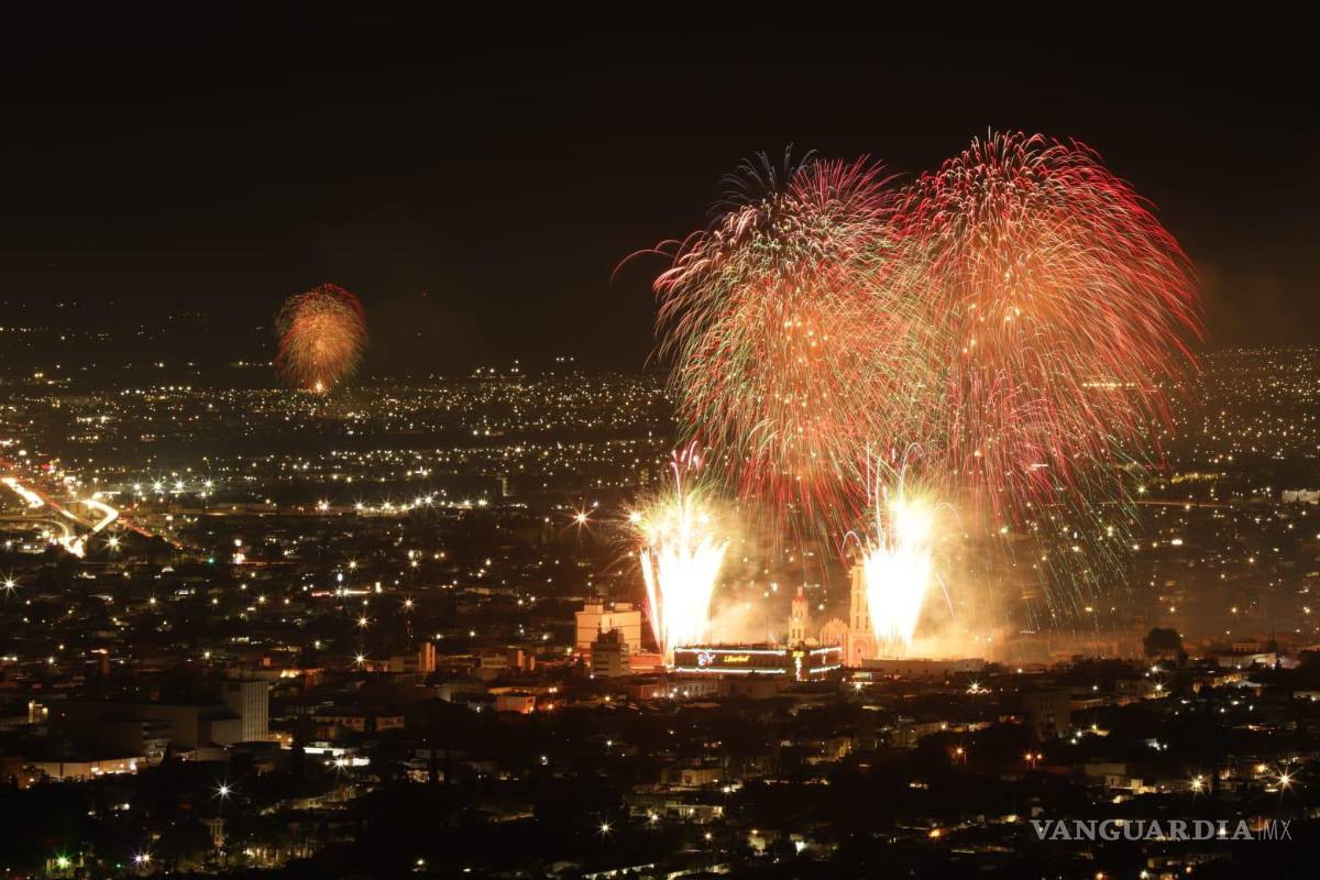 $!La pirotecnia se pudo apreciar desde diferentes puntos de la ciudad.