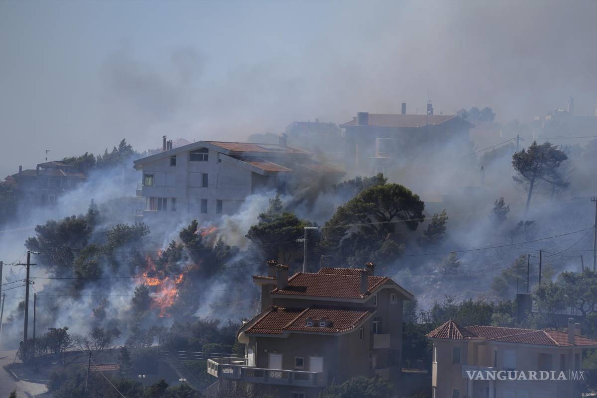 Amenaza incendio suburbios de Atenas