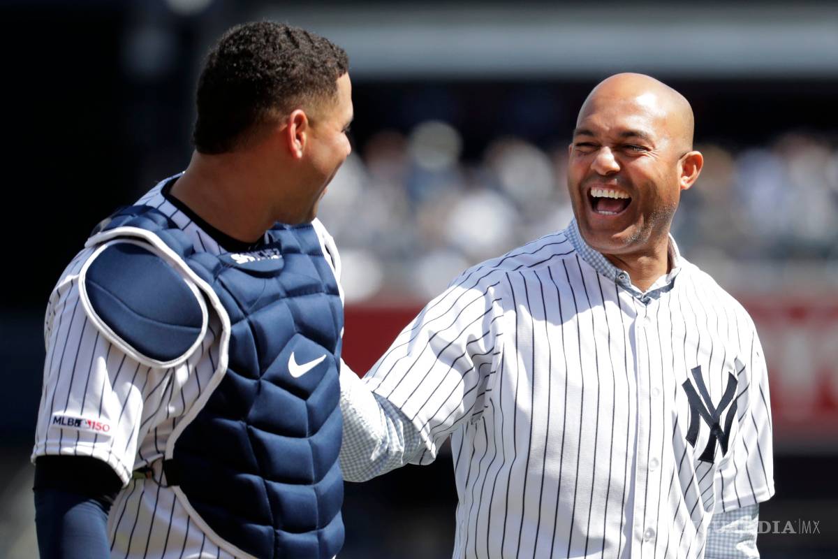 Mariano Rivera lanza la primera bola en el juego entre Yanquis y Orioles