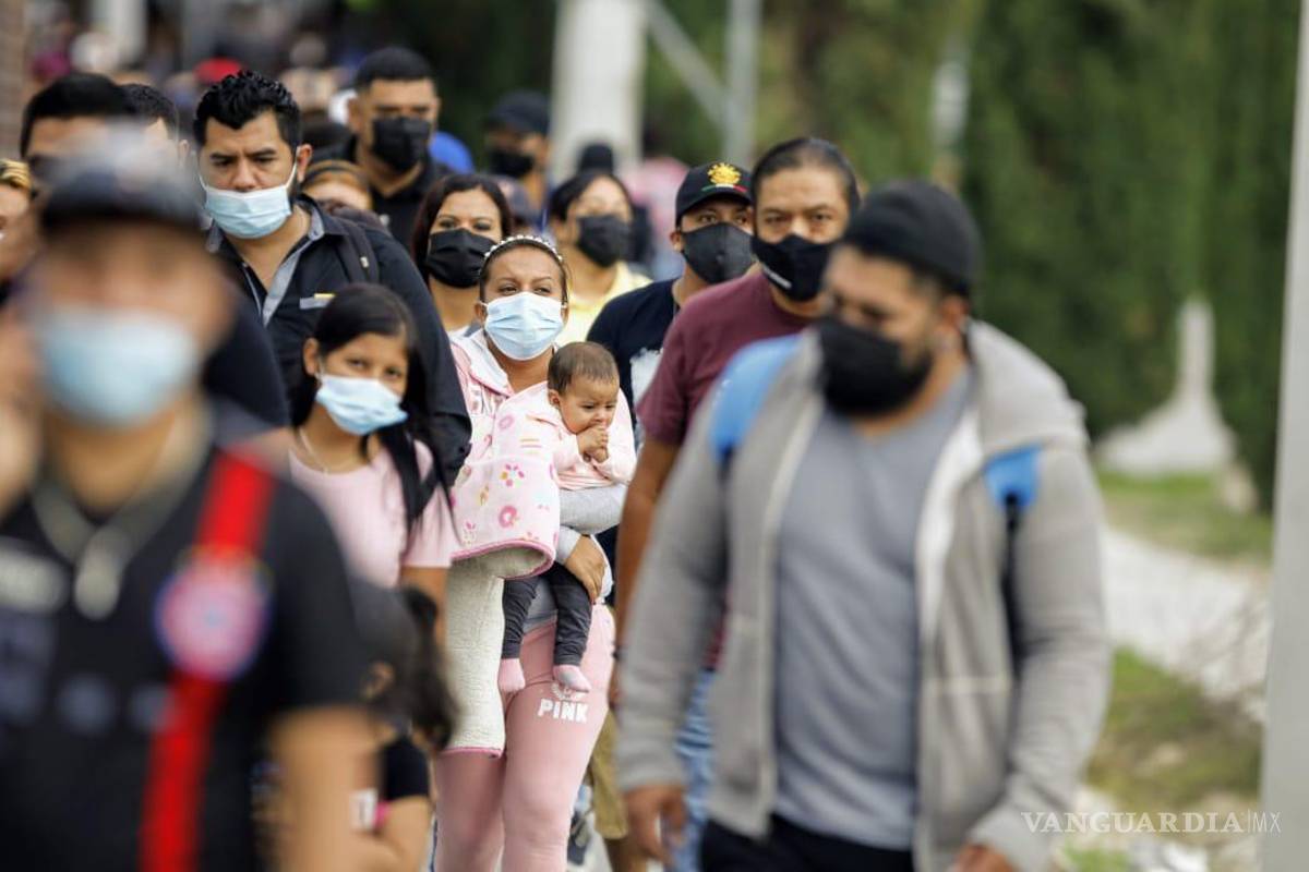 Jóvenes de 18-29 rodean el parque 'Las Maravillas' para vacunarse