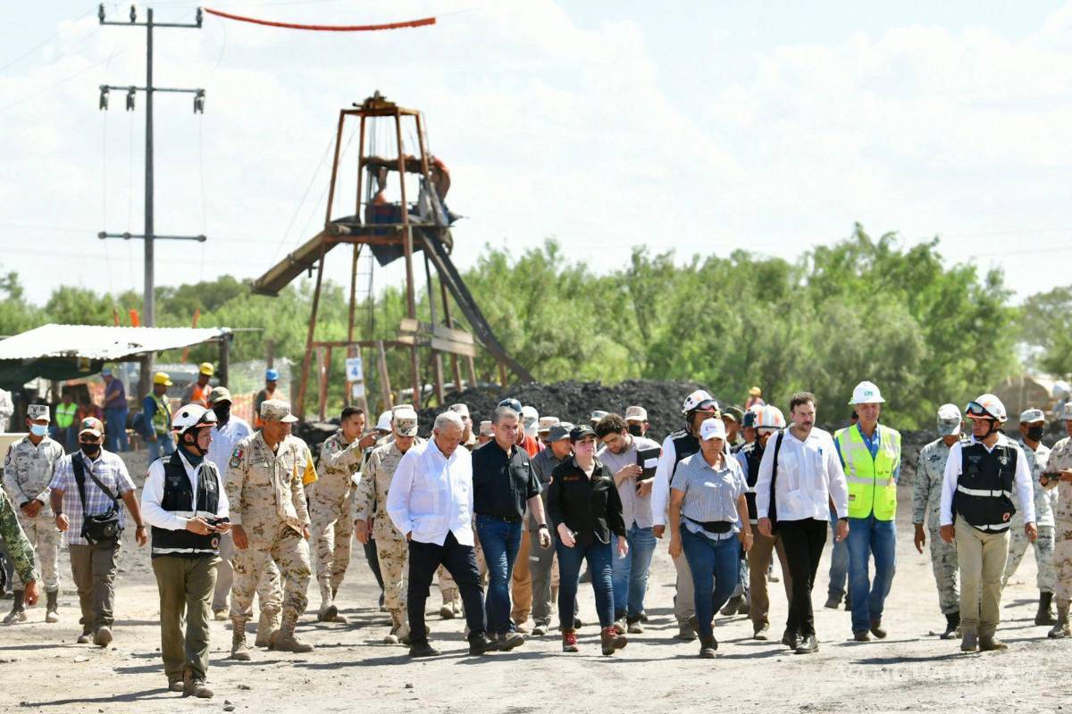 $!Recorrido de AMLO, con Miguel Riquelme en la zona del accidente minero, Sabinas.