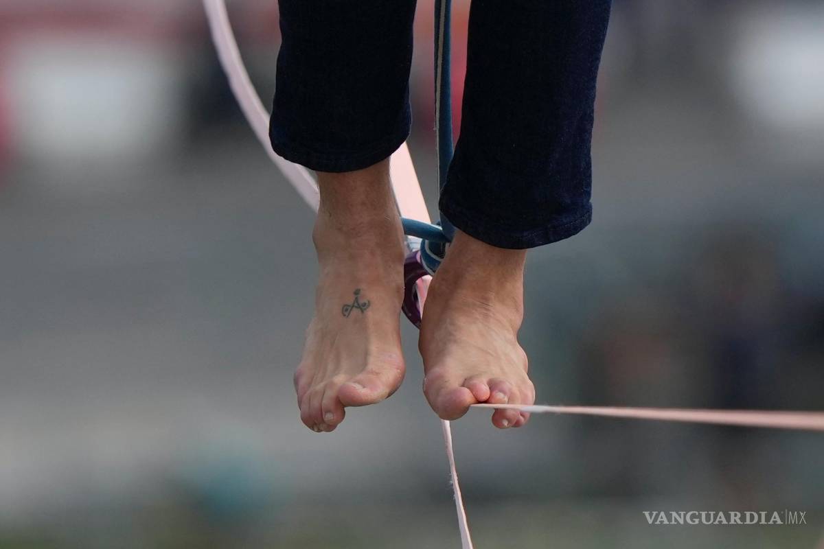 $!El slackliner francés Nathan Paulin actúa por segunda vez en un slackline de 70 metros de altura entre la Torre Eiffel y el Teatro Chaillot al otro lado del río Sena, en París. AP/Francois Mori