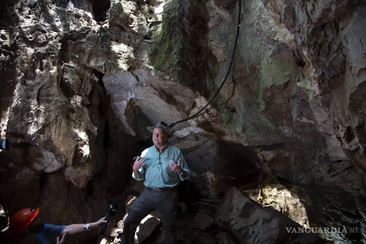$!El profesor Lee Berger, de la Universidad de Witwatersrand, habla con los medios de comunicación en la cueva donde se descubrió el fósil de un individuo de la especie Homo naledi, dentro de la cueva Rising Star, cerca de Johannesburgo, Sudáfrica. AP/Denis Farrell