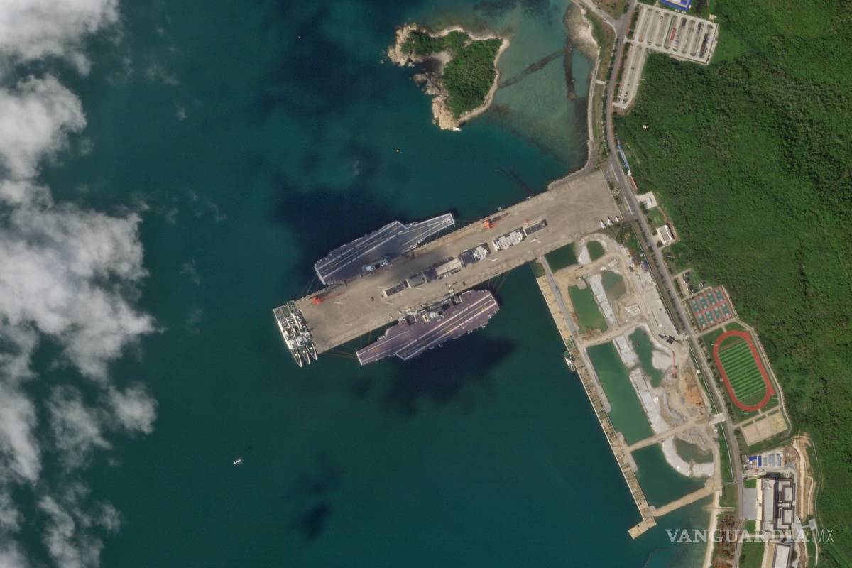 $!Los portaaviones chinos Shandong y Fujian en la base naval de Yulin, cerca de Sanya, China.