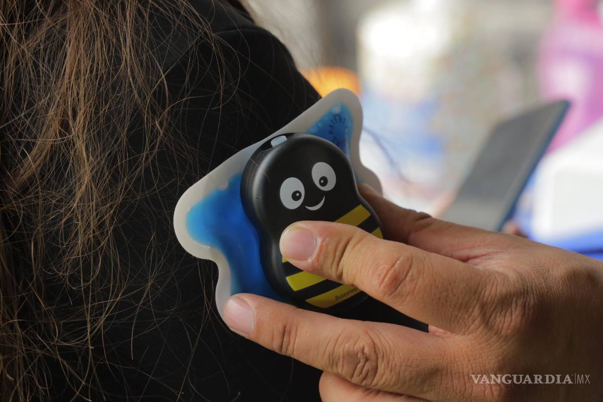 ‘Buzzy’, la abejita que distrae del dolor a menores mientras reciben vacuna COVID-19 en Ramos Arizpe