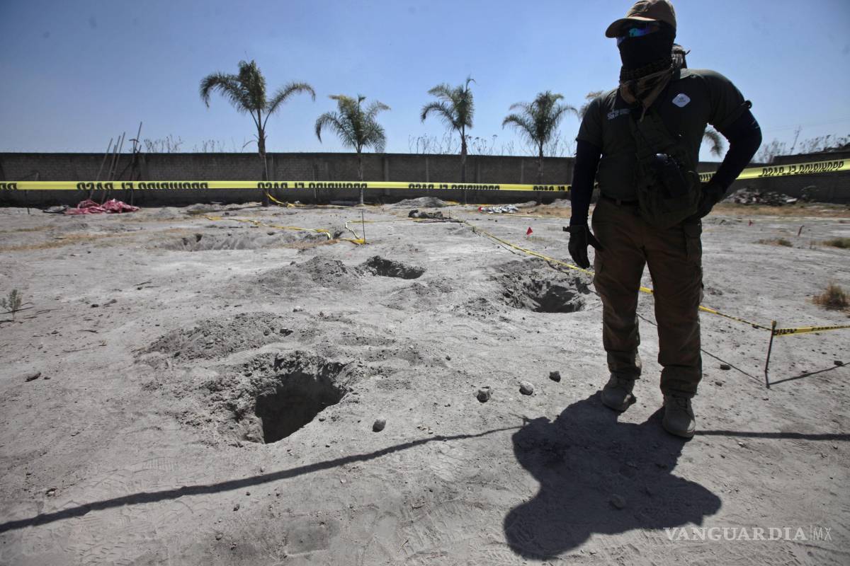 $!TEUCHITLÁN, JALISCO. 20MARZO2025.- Hoy la Fiscalía General de la Republica y la Fiscalía General del Estado, encabezaron un recorrido para medios de comunicación por el Rancho Izaguirre en el poblado de la Estanzuela, en donde el pasado 5 de Marzo el colectivo Guerreros Buscadores realizaron el hallazgo de un crematorio clandestino así como un campo de adiestramiento y exterminio, también se localizaron restos humanos y pertenecías personales de las victimas.