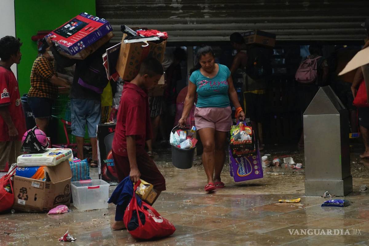 $!La gente saquea una tienda de comestibles después de que el huracán Otis arrasara Acapulco, Guerrero (México).