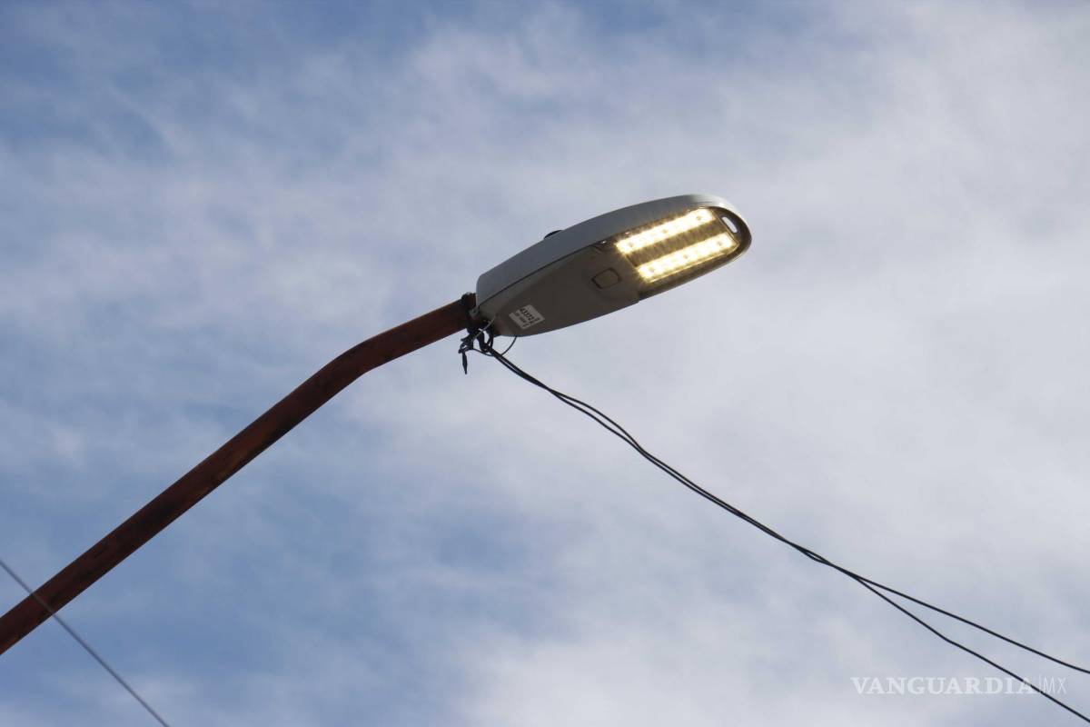 Saltillo: ¿Has visto luminarias encendidas en tu colonia durante el día? Te decimos donde reportarlas