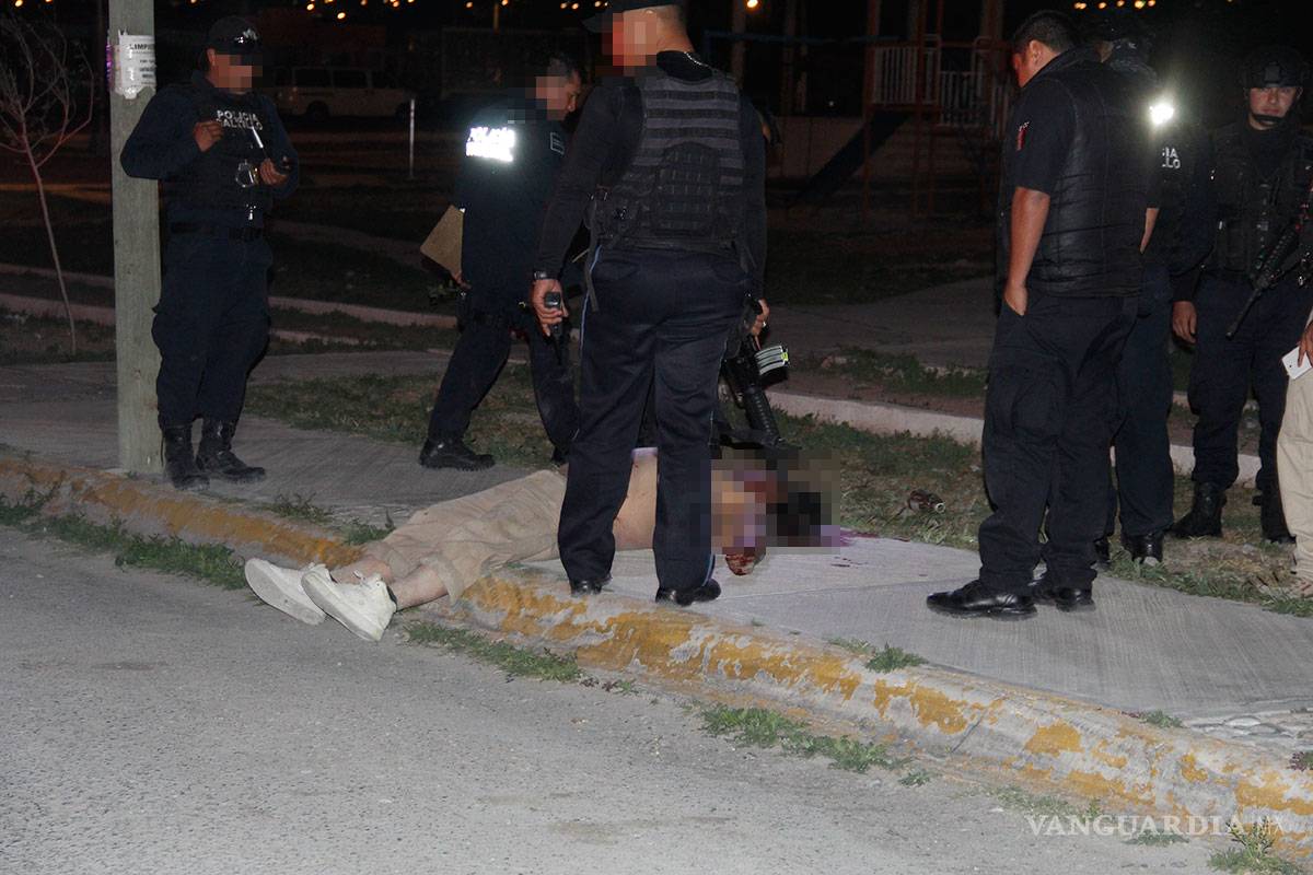 Tiran a un hombre de un vehículo en movimiento en Saltillo
