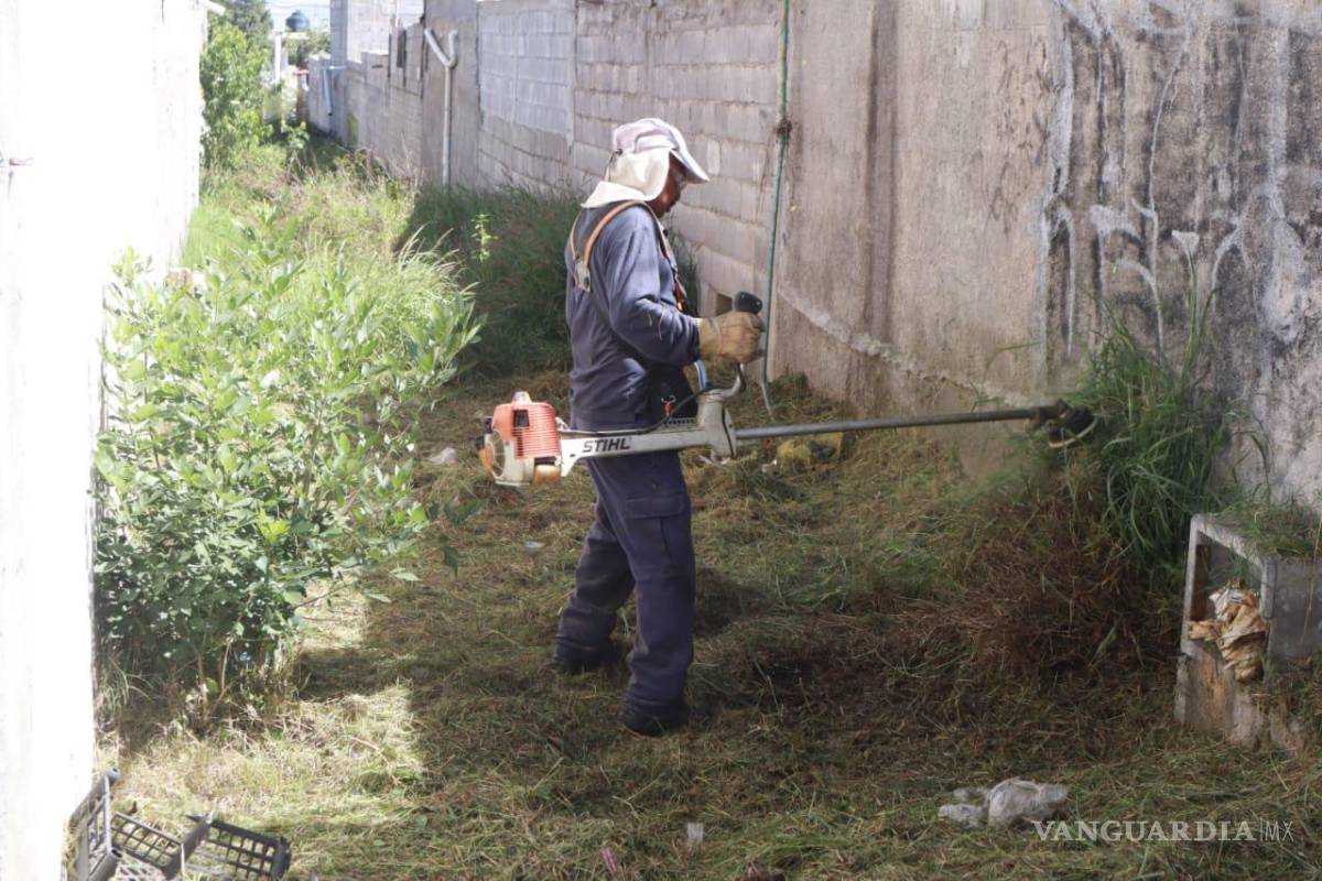 $!Basura, escombro, desechos orgánicos y deshierbe realizaron trabajadores del Municipio en los callejones de la colonia Morelos.