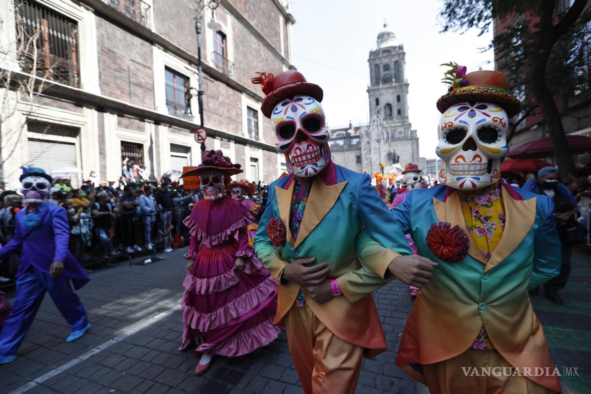 $!Personas participan en las principales avenidas en un desfile en conmemoración del Día de Muertos en Ciudad de México. EFE/Mario Guzmán