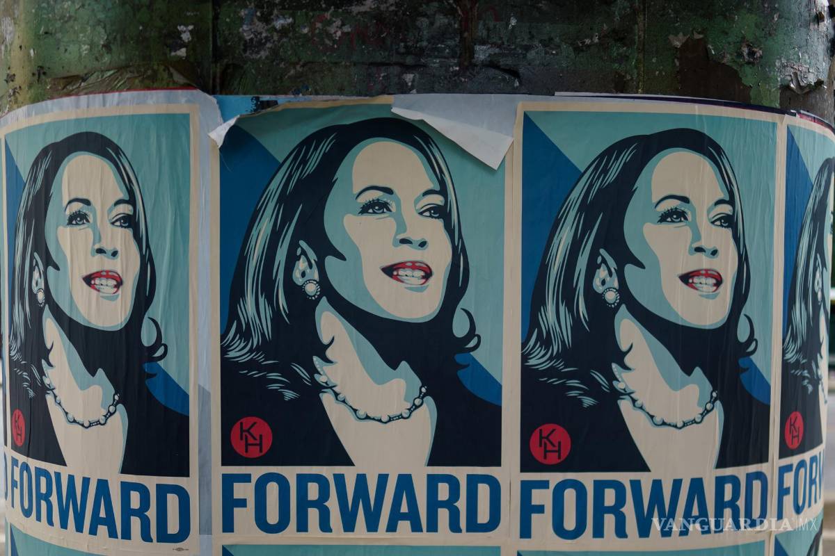 $!Carteles de apoyo a la vicepresidenta estadounidense Kamala Harris antes de la Convención Nacional Demócrata (DNC) en el United Center, Chicago.