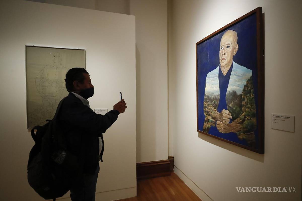 $!Un hombre toma una fotografía de la obra Retrato de Carlos Pellicer del artista Kleómenes Stamatiadesen el Museo Nacional de Arte en Ciudad de México.