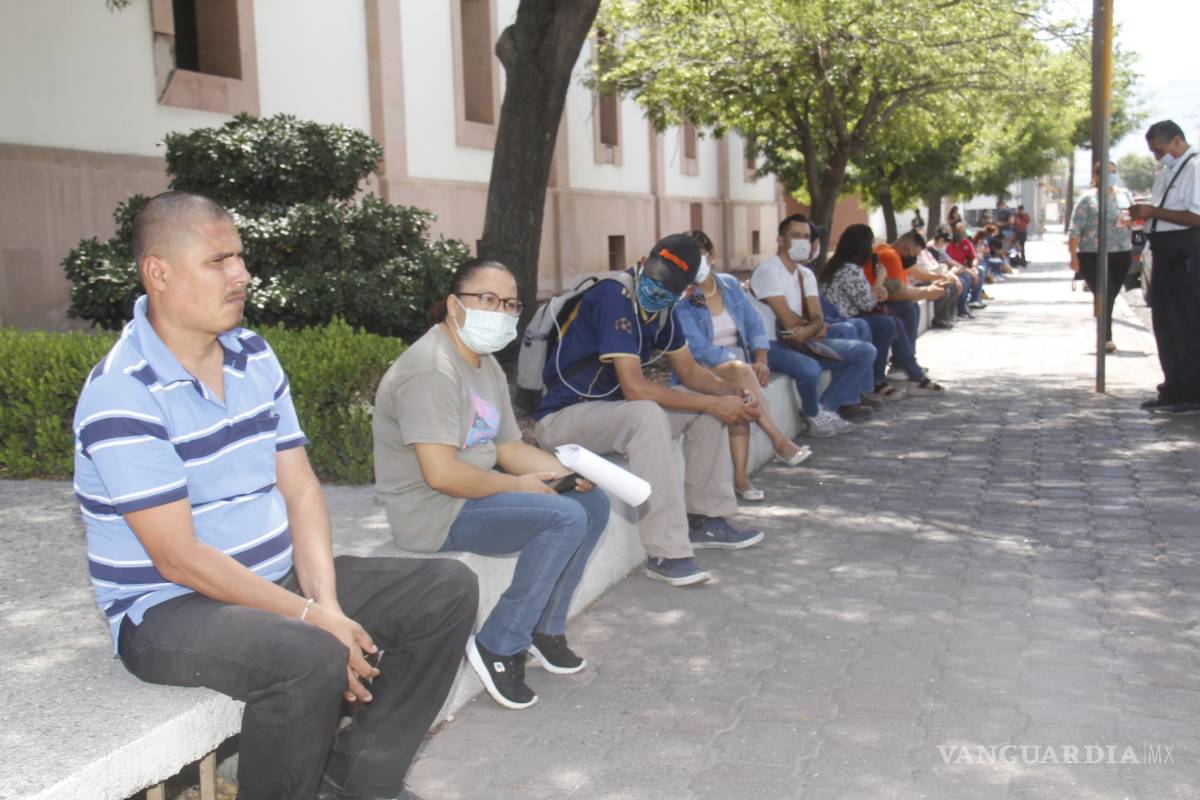 $!Saltillenses esperan hasta tres horas en sucursales bancarias por COVID-19