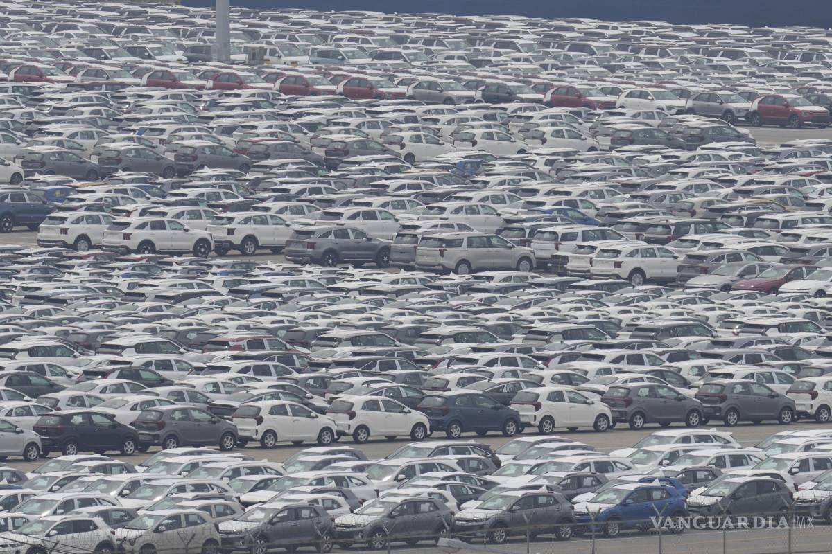 $!Vehículos destinados a la exportación se encuentran estacionados en un puerto de Pyeongtaek, Corea del Sur.