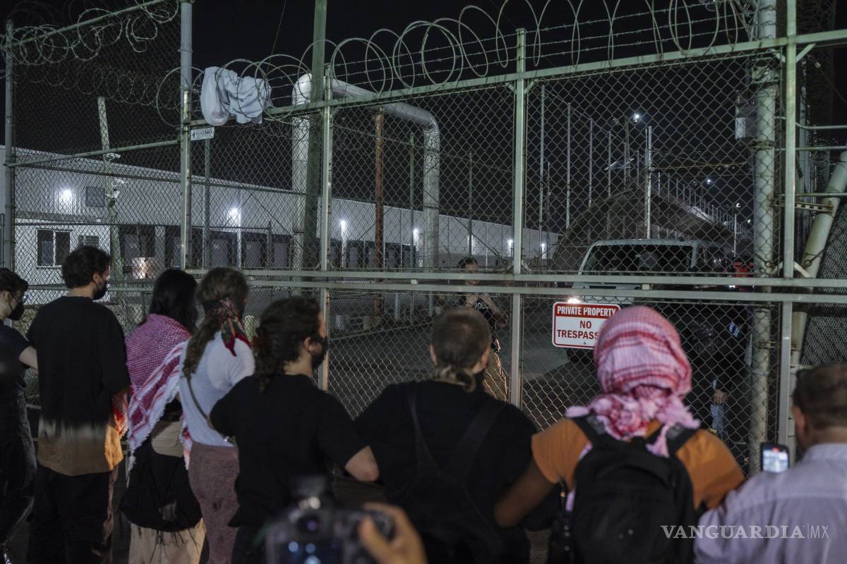 $!Manifestantes en el centro de detención Delaney Hall tratan de evitar que vehículos ingresen durante protestas contra las redadas migratorias del gobierno en Newark, Nueva Jersey.