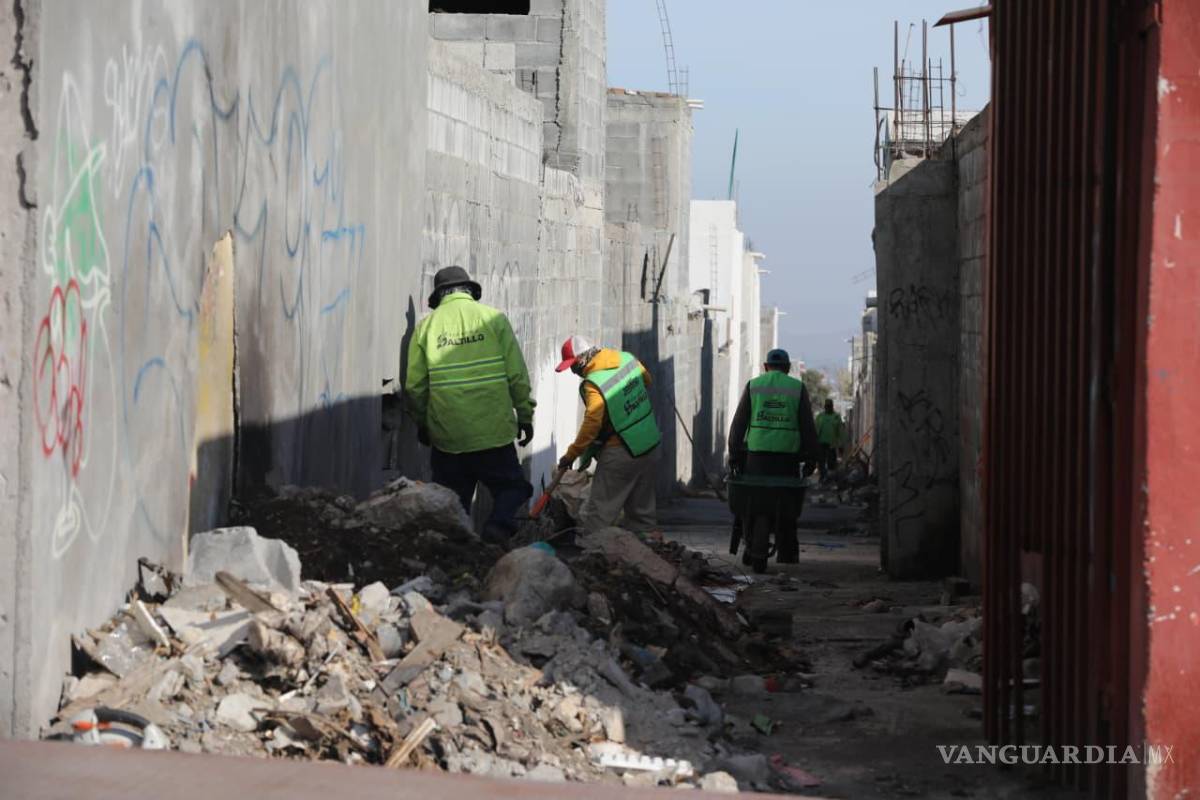 $!En el fraccionamiento Mirasierra, personal municipal retiró escombro y desechos acumulados en callejones y vialidades para mejorar el entorno de las familias.