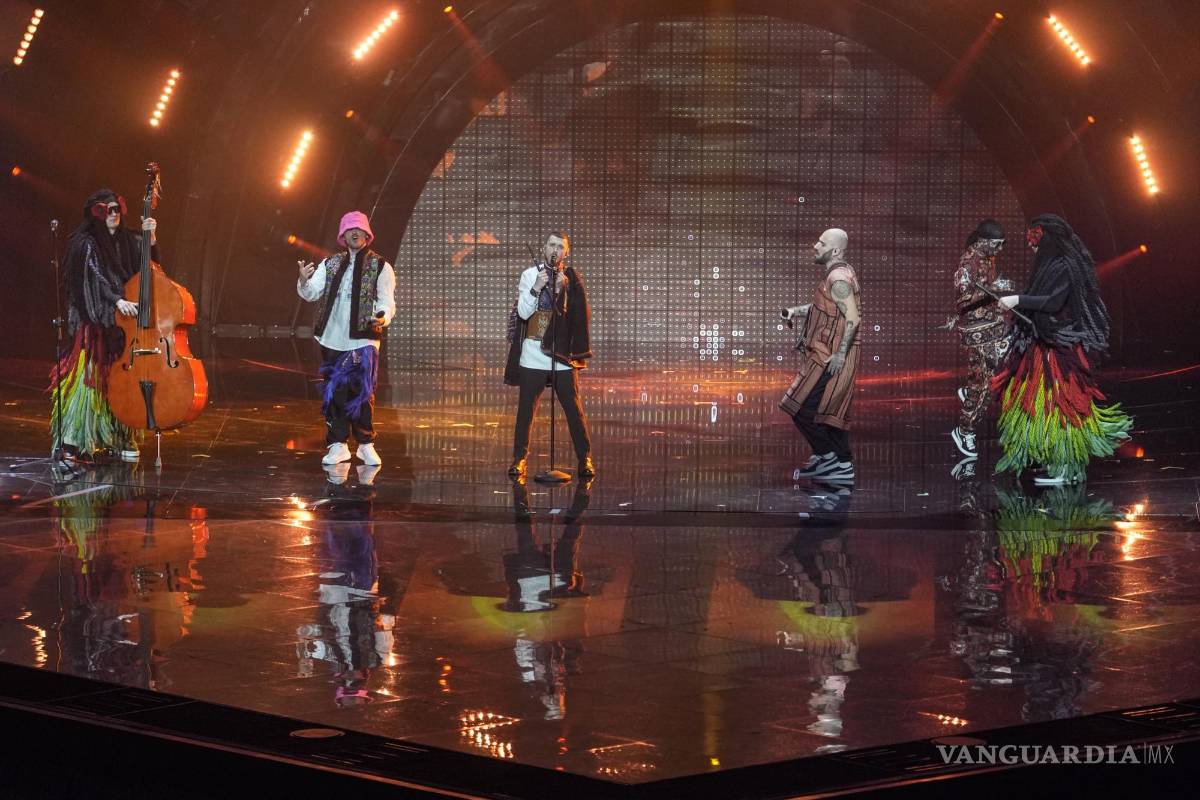 $!La Orquesta Kalush de Ucrania cantando Stefania durante la primera semifinal en el Festival de la Canción de Eurovisión en Turín, Italia.