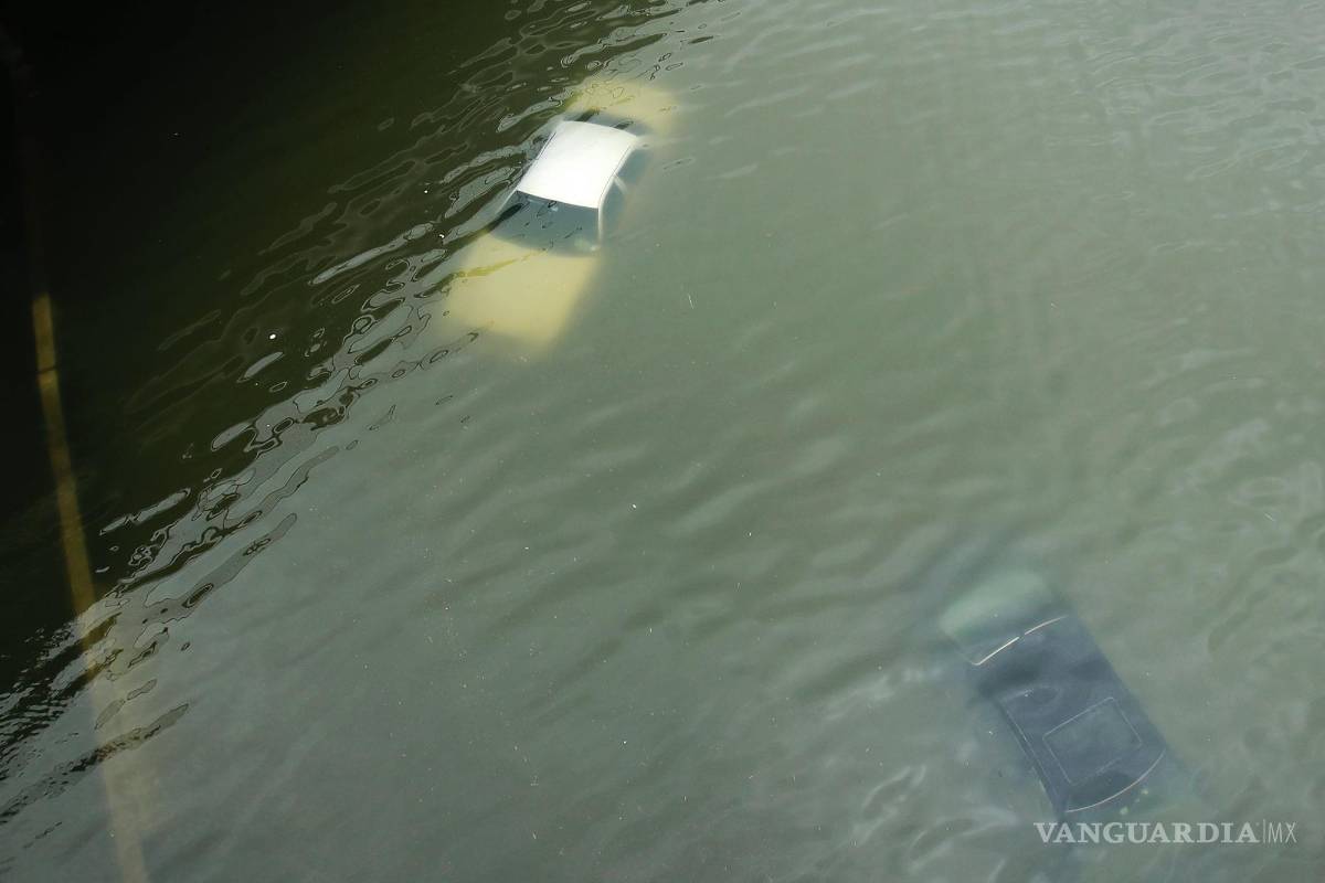 $!Los automóviles están sumergidos en una autopista inundada después del huracán Harvey cerca del centro de Houston, Texas, el 27 de agosto de 2017.