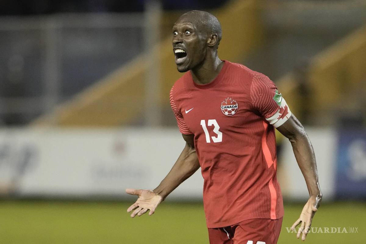 $!El canadiense Atiba Hutchinson celebra su gol contra El Salvador durante un partido de clasificación para la Copa Mundial de la FIFA Qatar 2022.