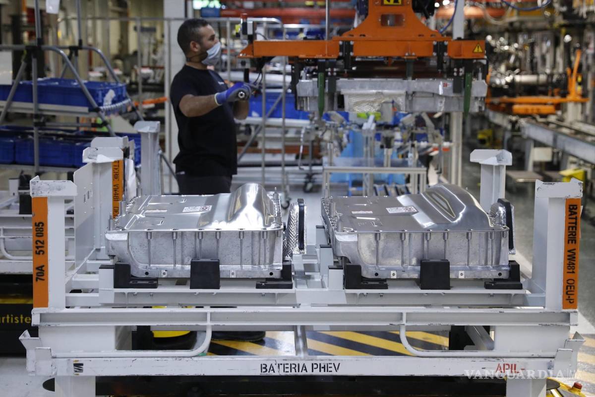 Reduce Ford Motor 40% tamaño de planta de baterías que construye en Michigan