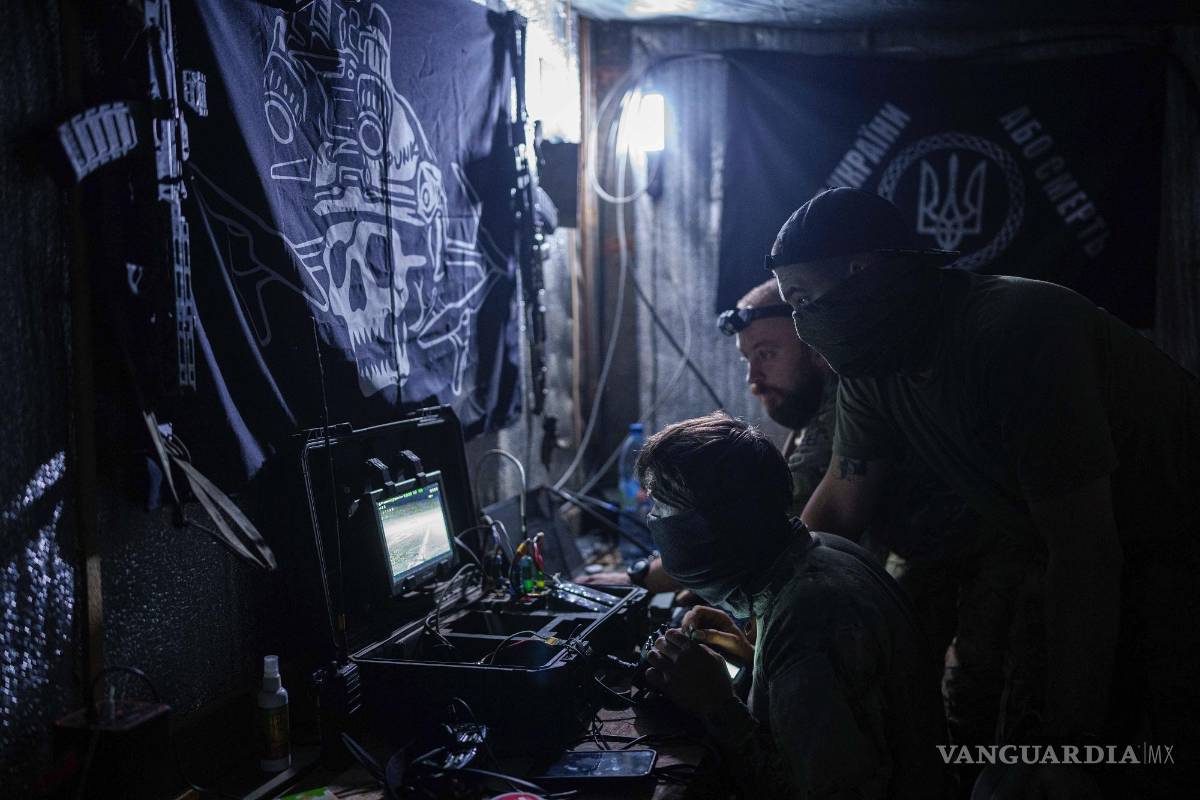 $!Soldados del 3er batallón de asalto de Ucrania vuelan un dron explosivo FPV sobre posiciones rusas en la región de Járkiv, Ucrania, el 25 de agosto de 2024.